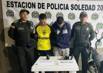 Los dos capturados en la estación de Policía de Soledad.