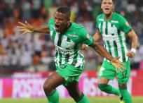 Andrés Román celebra el primer gol de Nacional contra Alianza.