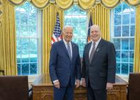 Joe Biden y Daniel García-Peña en la Casa Blanca.