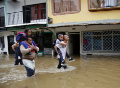 Una grave emergencia viven más de 300 familias en Jamundí, Valle del Cauca por las fuertes lluvias que no cesaron durante más de 24 horas, lo que produjo que los ríos, caños y el acueducto colapsaran. Producto de esto, viviendas, establecimientos, fincas, cultivos y vías, están bajo el agua, por lo que piden a las autoridades locales y departamentales brindarles ayudas, pues desde las 4a.m. el agua les daño sus camas, salas, electrodomésticos, objetos de valor y afectó sus cultivos y animales.