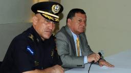 Fotografía de archivo en la que se ve al entonces director de la policía de Honduras, Juan Carlos Bonilla (i), y al ministro de Seguridad, Pompeyo Bonilla (d), en 2012. EFE/STR