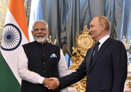 El presidente ruso, Vladimir Putin, y el primer ministro indio, Narendra Modi, se dan la mano durante una reunión en el Kremlin.