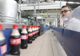 Aspectos del proceso de producción de una de las botellas de Coca Cola con materia  reciclable