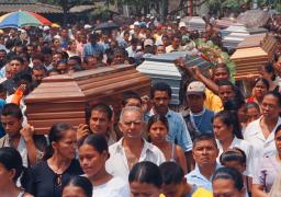 Foto de archivo del 2002 que muestra el sepelio de las víctimas de la masacre cometida por las Farc en la Finca Villa Lucía, en Apartadó, Urabá antioqueño.