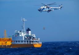 Una fotografía proporcionada por la Oficina de la Guardia Costera de Yokosuka muestra a una mujer china es levantada de un buque de carga por un helicóptero de rescate de la Guardia Costera de Yokosuka frente a MinamiBoso, Prefectura de Chiba,