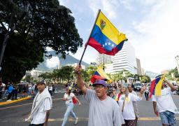 Fotografía de este lunes de personas durante una protesta por los resultados de las elecciones presidenciales en Caracas (Venezuela).  es en los comicios que dieron la victoria a Nicolás Maduro y otros han sido obligados por Caracas a cerrar sus Embajadas en el país caribeño y retirar su personal. EFE/ Ronald Peña