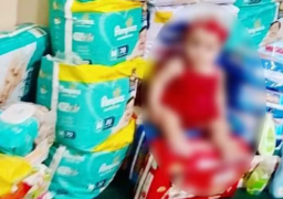 La madre también compartió imágenes del bebé rodeado de donaciones de leche en polvo y pañales.