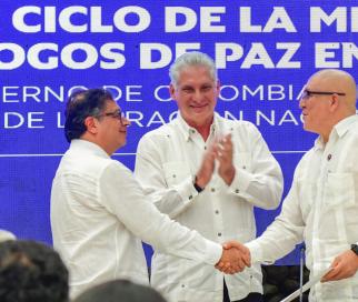 Presidente Petro y Antonio García se dan la mano en firma del cese del fuego en La Habana en junio del 2023.