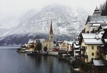 El pueblo de Hallstatt está ubicado en Austria y hace parte del distrito montañoso de Salzkammergut.