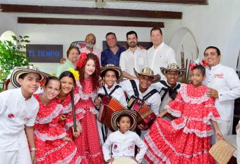 Atrás, Cecilia ‘la Polla’ Monsalvo, Tomas Darío Gutiérrez, Iván Villazón, Enesto Cortés, editor Jefe de EL TIEMPO,  Gabriel de las Casas, acompañados por Juan Figueroa, director de la escuela Talento Vallenato Rafael Escalona Martínez y los niños de la Escuela Vallenata.