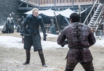 Brienne of Tarth (la actriz Gwendoline Christie) entrena con Podrick Payne en medio del frío del invierno, que se acerca por el norte.