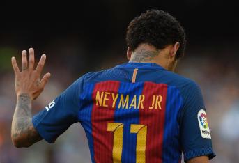 El brasileño Neymar se despidió de sus compañeros del Barcelona y podría ser anunciado como nuevo jugador del París Saint-Germain.