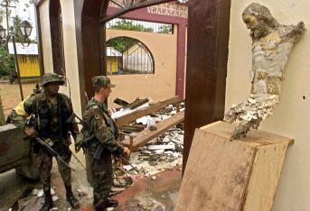 El cristo fue hallado entre los restos de la iglesia de Bojayá, en Chocó, tras enfrentamientos entre la guerrilla y los paramilitares el 8 de mayo de 2002.