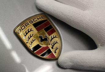 Porsche
Tiene al centro un caballo empinado, el que simboliza la región alemana de Stuttgart, donde nació la marca. El escudo por su lado representa al estado federal al que pertenece Baden-Wurtenberg.