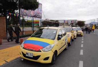 Desde la madrugada de este lunes, un grupo de taxistas está concentrado en los alrededores del estadio de Techo, en Kennedy.