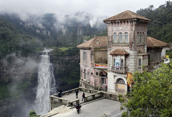 En el hotel Refugio del Salto, ubicado frente al salto del Tequendama, a las afueras de Bogotá, aseguran que hay espantos. La casa, inaugurada en 1924 por una firma alemana y se dice que los supuestos fantasmas que rondan el lugar son personas de esa época, que murieron tras sostener fuertes peleas en el bar ubicado en el segundo piso.