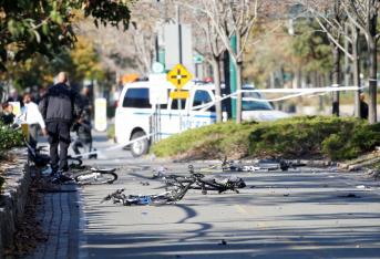 Los disparos comenzaron pasadas las 3:15 p.m. hora local en el cruce de West Street y Chambers Street. Según algunos medios, un atacante abrió fuego desde un vehículo no muy lejos de la escuela secundaria Stuyvesant.