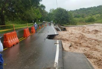 Derrumbes en diferentes vías del Huila por causa del invierno.