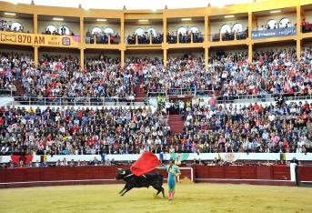 1.	La Plaza de Toros de La Santamaría es el centro taurino de Colombia, ubicado en Bogotá. Durante la alcaldía de Gustavo Petro, se prohibió el uso de este espacio  para el toreo. Tras un fallo  de la Corte Constitucional, la alcaldía se vio obligada a permitir las corridas nuevamente.