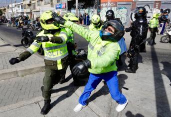 En la calle 26 con carrera 30 se vivieron momentos de tensión: el Esmad impidió a los conductores seguir su camino y algunos se fueron a los golpes con uniformados de la Policía.