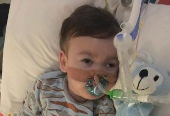 Este es Alfie Evans, el bebé de 23 meses que sufre una enfermedad cerebral degenerativa y al que la Justicia de su país, Reino Unido, ha ordenado desconectar. Italia tiene preparado un avión con un equipo médico para en cualquier momento volar hasta Liverpool, en Reino Unido, para trasladar a Roma al bebé británico