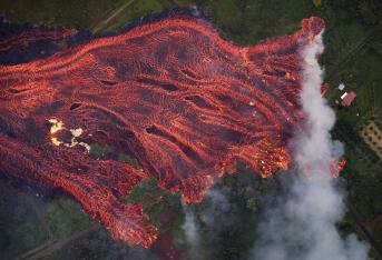 El encuentro de la lava incandescente con el agua produce humos ácidos, un fenómeno llamado en inglés "laze", una palabra formada a partir de los términos "lava" y "haze" (niebla).