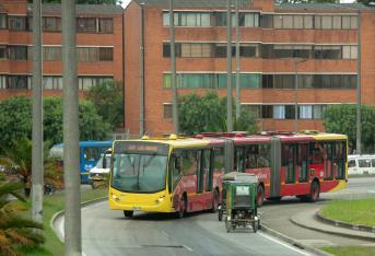 No solo ponen en riesgo su vida sino la de los pasajeros de los buses del sistema masiva. Los ciudadanos piden a la policía de tránsito actuar en este lugar.