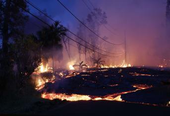 Cientos de personas recibieron nuevas órdenes de evacuar las inmediaciones al volcán Kilauea en Hawái, después de que volvió a expulsar columnas de ceniza.