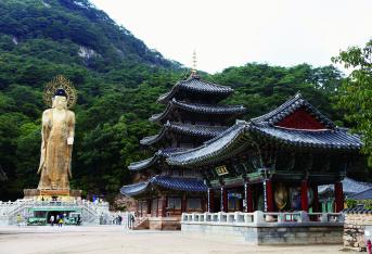 Los Sansa, monasterios budistas de las montañas, están ubicados a lo largo de las provincias al sur de la península de Corea. Fueron establecidos desde el siglo 7 hasta el 9 y aún hoy, se mantienen como lugares sagrados.