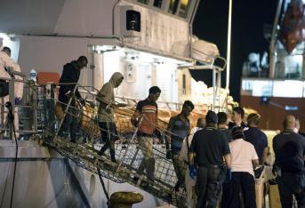 Italia autorizó el domingo el desembarco de los 450 inmigrantes que permanecían a bordo de dos barcos militares frente a las costas de Sicilia (sur) y que serán divididos en cinco países europeos que han aceptado acogerlos.