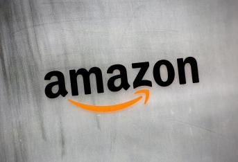 El gigante del comercio electrónico Amazon ganó en el primer semestre del año 4.163 millones de dólares, un dato que es más de cuatro veces superior al de su beneficio neto obtenido en el mismo tramo de 2017, en el que consiguió 921 millones. La compañía dirigida por Jeff Bezos logró hasta junio unas ventas netas de 103.928 millones de dólares, lo que supone un incremento del 41% en comparación con los 73.669 millones que había registrado en el primer semestre de 2017.