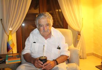 El expresidente de Uruguay, José Mujica, abandonó este martes su silla de senador, para la que había sido electo por cinco años. En una carta, solicitó al Senado "aceptar su renuncia (...) Los motivos son personales, diría 'cansancio de largo viaje'", señaló el carismático político.