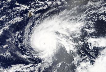 El huracán Lane se debilitó un poco en la madrugada del miércoles pero igual golpeará con fuerza a Hawái, con las autoridades en alerta ante los fuertes vientos, gran oleaje y lluvias torrenciales capaces de causar inundaciones y deslizamientos de tierra.