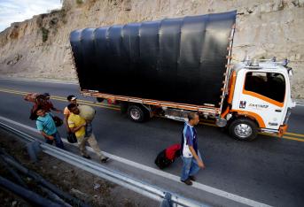 La Defensoría del Pueblo de Ecuador denunció al tribunal que el viernes eliminó el requisito del pasaporte a ciudadanos venezolanos, que el Gobierno ecuatoriano ha emitido un nuevo requisito migratorio que perjudica la movilidad de dichos extranjeros. Así lo señaló Rodrigo Varela, director general del organismo, tras depositar un escrito en la Unidad Judicial Tercera de la Familia, Mujer y Adolescentes de Quito, en el que alertó del nuevo requisito exigido por las autoridades ecuatorianas.