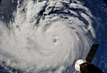 Imagen facilitada por la NASA que muestra al huracán Florence aproximándose a Carolina del Norte y Carolina del Sur, en la costa sureste de Estados Unidos, ayer 10 de septiembre de 2018.