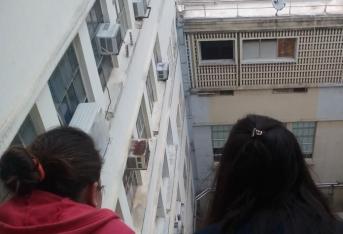 En junio del año pasado una estudiante de Enfermería cayó del sexto piso del Hospital Universitario del Valle (HUV), en Cali. La joven le cayó encima a una médica residente quien estaba en el primer piso y se dirigía a la cafetería del centro hospitalario. La mujer que cayó sobrevivió pero causó la muerte de la residente. Durante el año 2017, el Sistema de Información Médico Forense del Instituto Nacional de Medicina Legal y Ciencias Forenses (INMLCF) registró 7.062 casos de lesiones accidentales en Colombia, de los cuales 3.507 fueron fatales.