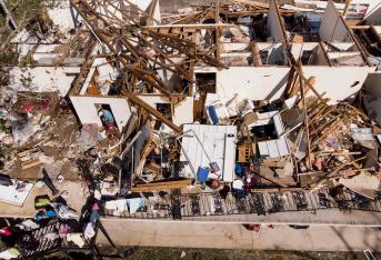 El huracán Michael, una tormenta monstruosa que dejó un reguero de destrucción en el noroeste de Florida, se cobró al menos once muertos en tres estados en su paso por el territorio estadounidense, del que se alejaba en la mañana de este viernes degradada a ciclón postropical. El ojo de Michael tocó tierra firme este miércoles como un huracán de categoría 4.