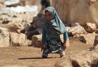 La siria Maya Merhi, de ocho años y nacida sin piernas, tenía que desplazarse con unas falsas prótesis hechas con latas de conserva, pero ahora por fin puede caminar gracias a unas piernas artificiales, tras un tratamiento en Turquía. Maya nació sin piernas debido a una malformación congénita heredada de su padre.