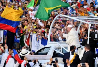 El papa Francisco saluda este jueves a su llegada al campo Santa María La Antigua para participar en la ceremonia de acogida de la Jornada Mundial de la Juventud (JMJ), en Ciudad de Panamá (Panamá).