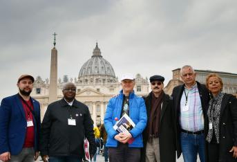 Tras años cargando con el peso de un abuso sexual, estas seis víctimas de diferentes nacionalidades posaron frente a la Plaza de San Pedro en el Vaticano y revelaron sus dolorosas historias como forma de protesta.

Se trata de Maniuse Mileiosky, Benjamin Kitobo, Peter Saunders, Jacques, Marek Lisinski y Denise Buchanan, quienes formaron la primera liga internacional contra la pederastia llamada "Acabando con el Abuso Clerical (ECA por sus siglas en inglés)",  para presionar a la iglesia católica a enfrentar sus delitos.