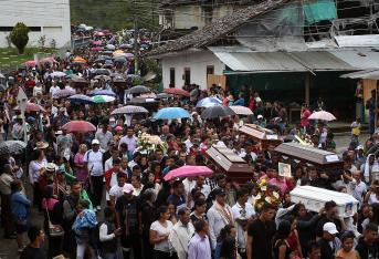 33 personas perdieron la vida el Domingo de Resurrección, cuando un derrumbe en la madrugada los sorprendió mientras dormían en medio de la fuerte lluvia.