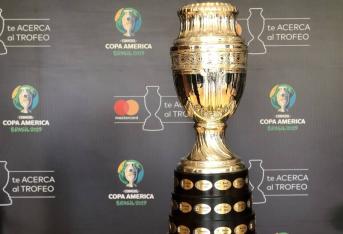 Copa América: Mide 75 cm de alto y tiene un diámetro de 30 cm. Se fija a una base de madera y su peso es de unos 9 kilos. Desde 2011, el soporte de madera cuenta con cuatro anillos de diferente diámetro donde van pequeñas placas de oro que llevan el año de la selección nacional ganadora. Fue confeccionado entre 191 y 1917  en la Casa Escasany, una joyería de Buenos Aires.