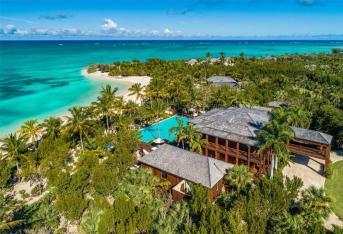 Bruce Wills y su esposa Emma Heming pusieron a la venta su mansión por 33 millones de dólares. El predio está en una isla privada de las Bahamas. Bruce Willis la construyó desde cero y la reformó hace cuatro años, además, fue allí donde contrajo matrimonio con su actual esposa en 2009.