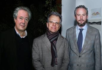 Gonzalo Córdoba, presidente de Caracol Televisión, el director del documental Alessandro Angulo y José María Reyes.