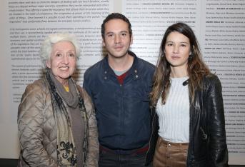 Nidia Gutiérrez; Juan David Laserna, artista ganador del IX Premio Luis Caballero, y Paola Peña.