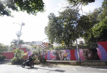 Los murales fueron realizados por Jomang Ariza, en homenaje a dos mujeres de Mujeres Caminando por la Verdad y a Fabiola Lalinde.