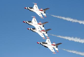 ‘The Thunderbird’, el grupo acrobático de la Fuerza Aérea de los Estados Unidos llegó a Colombia con motivo de los 100 años de existencia de la Fuerza Aérea colombiana y para hacer parte de la Feria Aeronáutica Internacional 2019.