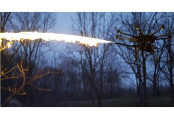 La empresa estadounidense Throwflame presentó un accesorio para drones que permite lanzar chorros de fuego por más de un minuto, a una distancia de 8 metros a la redonda.