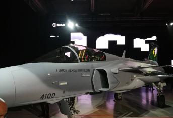 En una fábrica en Linköping, Suecia, se construyen los aviones de combate Gripen, que son usados por las Fuerzas Armadas de varios países de Europa, África y pronto, Brasil, que comenzará a recibir 36 aviones Gripen E desde este año y hasta 2025.