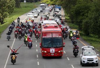 Cánticos, abrazos, aplausos, autógrafos y euforia se vivió en la llegada de las jugadoras del América de Cali luego del triunfo de la Liga Águila en Medellín. Decenas de hinchas las acompañaron desde el aeropuerto Alfonso Bonilla Aragón hasta el hotel de concentración en el sur de Cali.